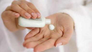 can-put-hand-lotion-hair_edaeec7cfc4c32eb